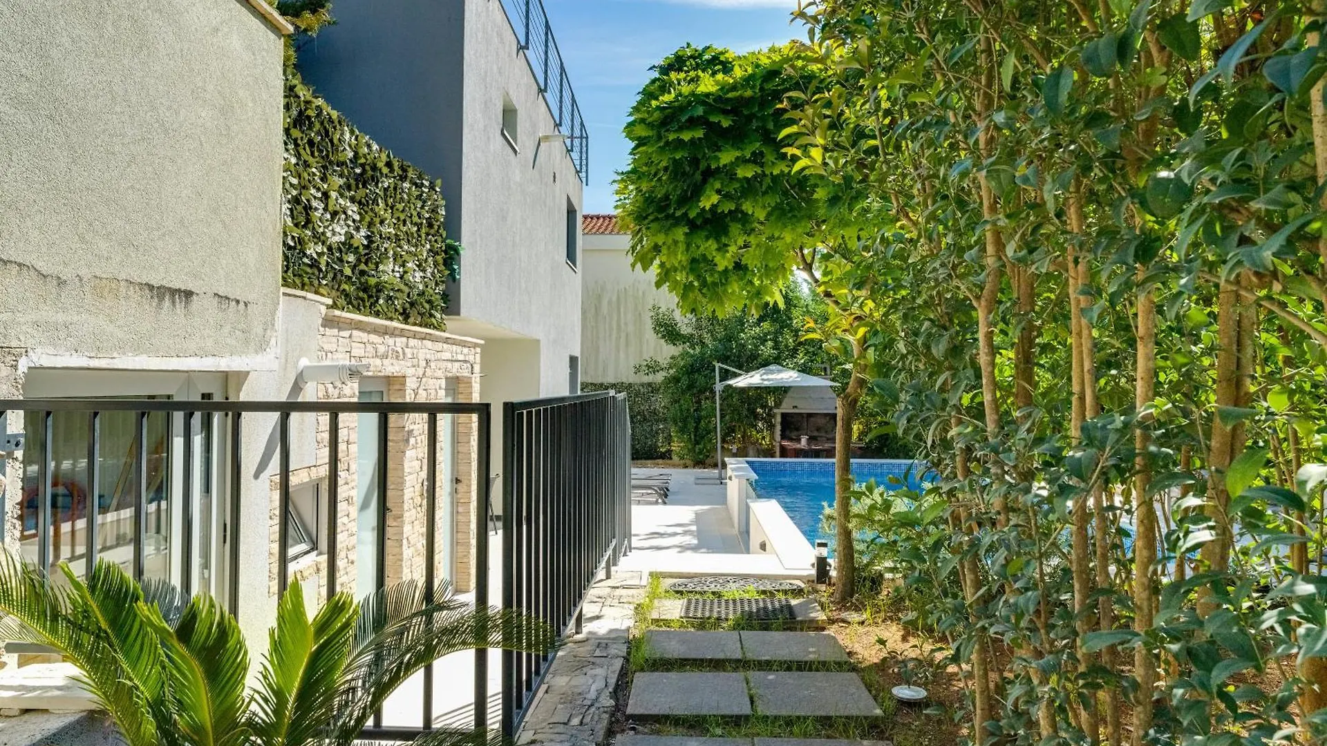 ゲストハウス Villa Hedonia With Heated Pool, Diklo ザダル